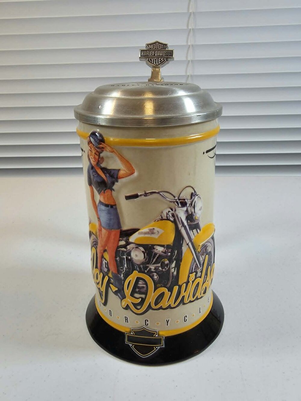 HARLEY DAVIDSON DOTTIE AMERICAN BEAUTY LIDDED STEIN 2010 CERT A0170